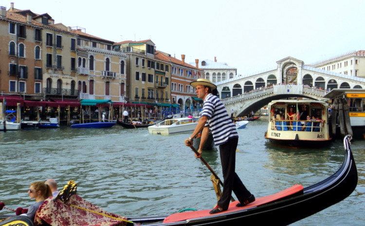 Passeio de gôndola em Veneza – romântico ou descolado?