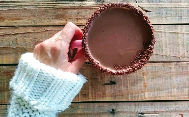 Chocolate quente cremoso com borda de granulado