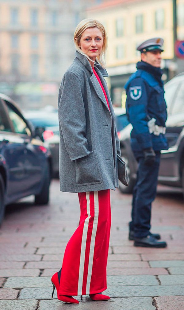 street style look calca vermelha adidas esportiva casaco cinza salto
