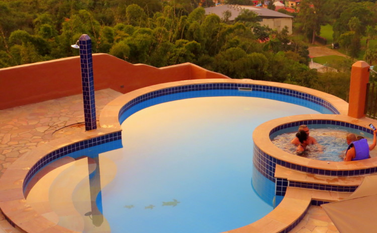Pousada Santa Fé de Penedo e sua deliciosa piscina com vista!
