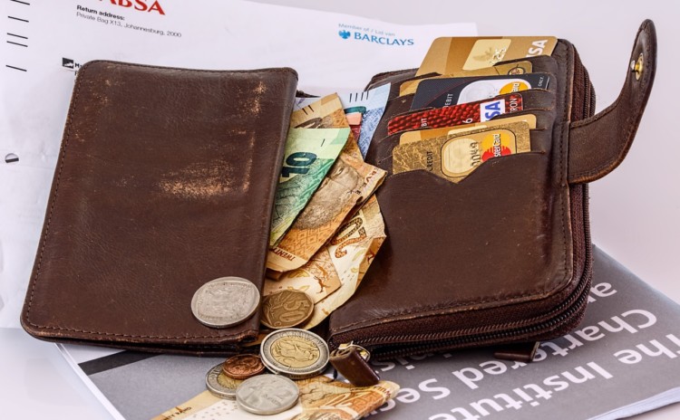Pagar com dinheiro ou cartão, o que vale mais a pena?