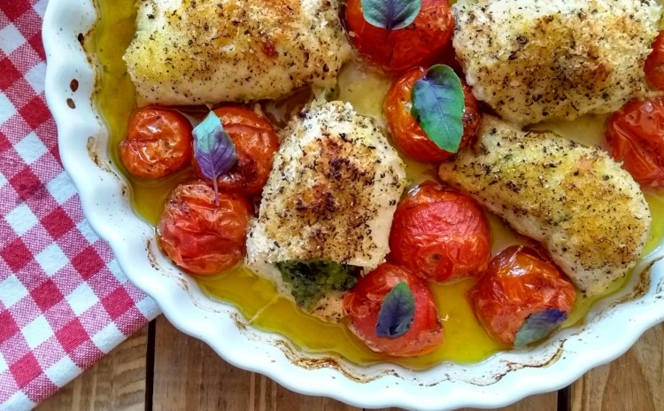 Filé de frango à rolê com molho pesto e tomate cereja