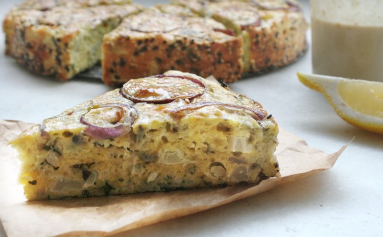 Torta de couve-flor com cebola roxa e manjericão
