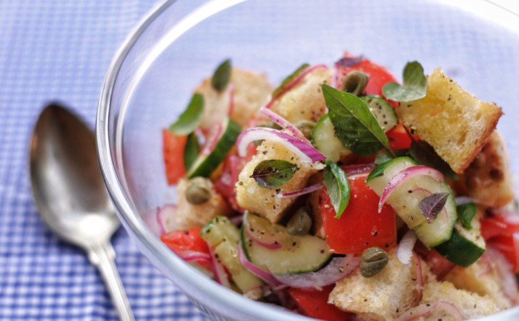Como fazer panzanella, a salada italiana de pão com tomates?
