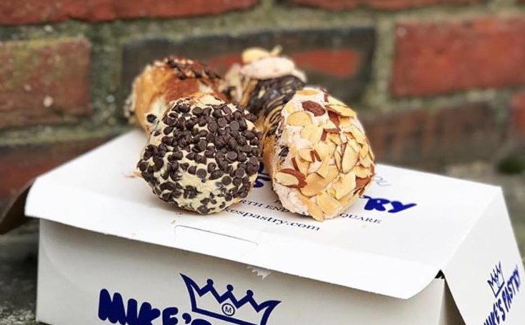 Mike´s Pastry e seus cannoli próximos a Harvard de comer rezando