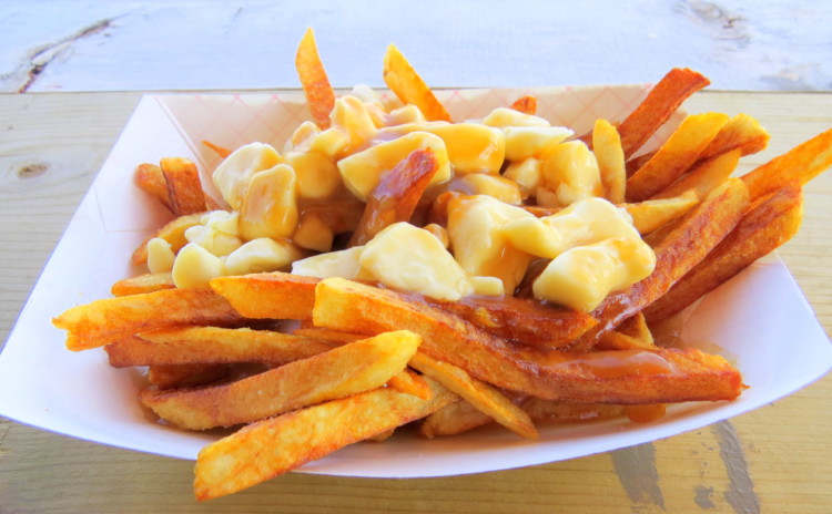 Poutine, o trash food canadense que é amor a primeira garfada!