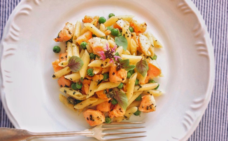 Penne de salmão com molho pesto e legumes