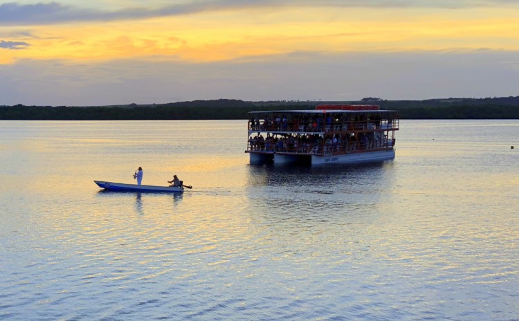Pôr do sol na Praia do Jacaré dentro e fora do barco