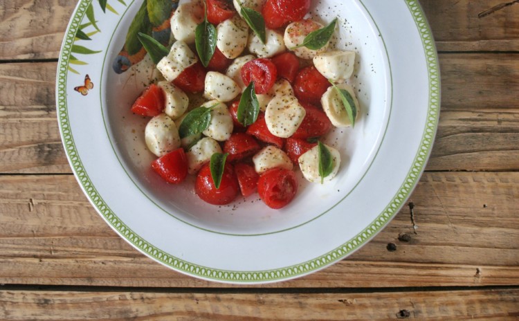 Salada Caprese com tomate cereja, muçarela de búfala e manjericão
