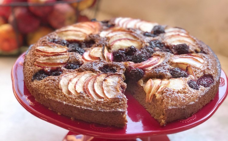 Receita de bolo de maçã com amoras para celebrar a primavera!