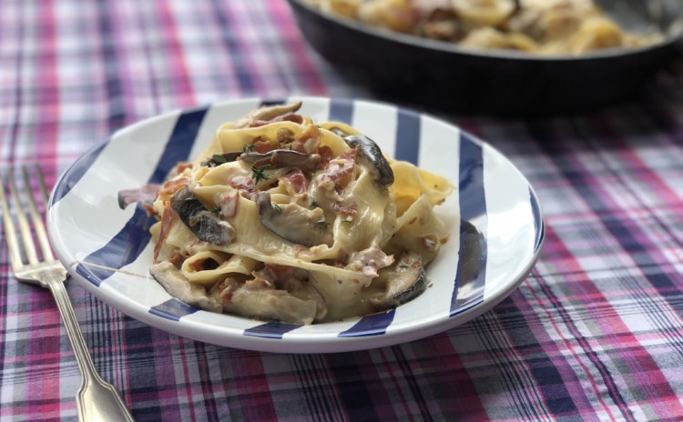 Pappardelle com molho de cogumelos e presunto cru crocante