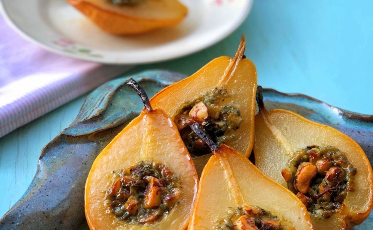 Peras assadas com gorgonzola, castanhas do Pará e mel de sobremesa. Que tal?