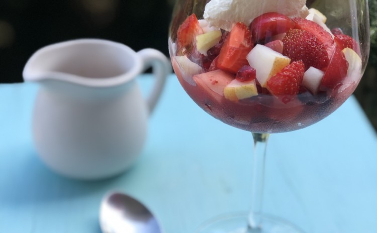 Salada de frutas com iogurte e sementes de romã