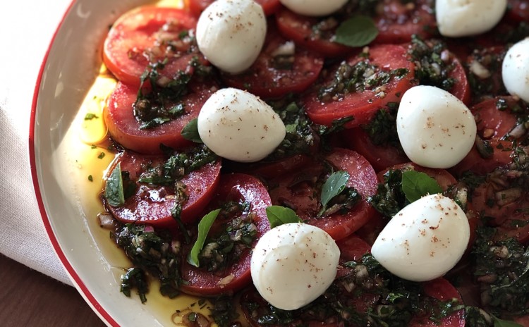 Tomates marinados em uma salada deliciosa!