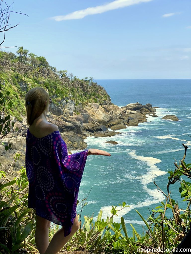 mulher fazendo pose com vista para a Praia da Sepultura