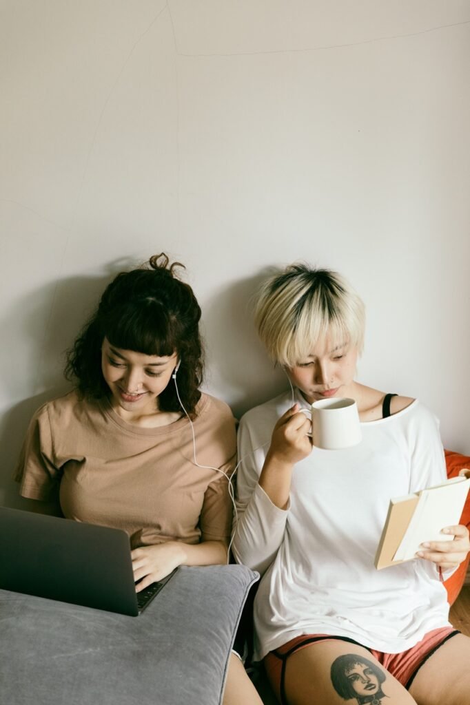 duas mulheres vendo o laptop e lendo livro com homewear com looks pra ficar em casa
