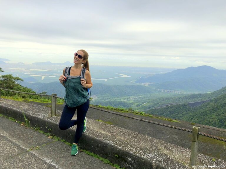 mulher em trilha na estrada velha de santos adaptacao a nova era