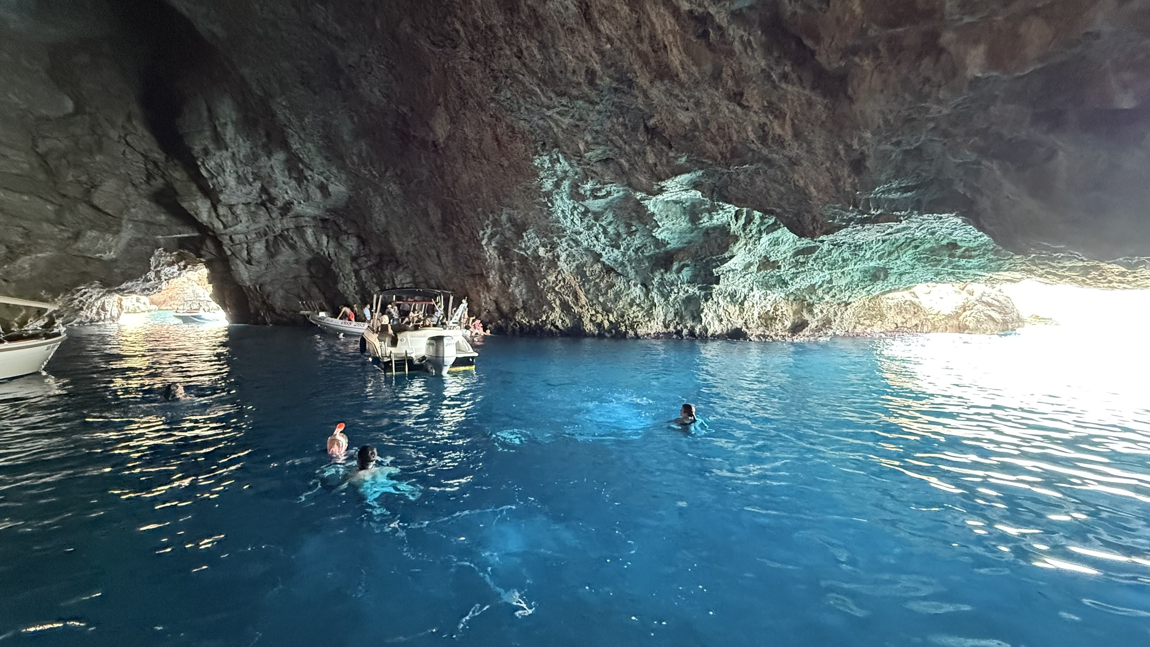 passeio de barco em Montenegro baia de kotor igalo