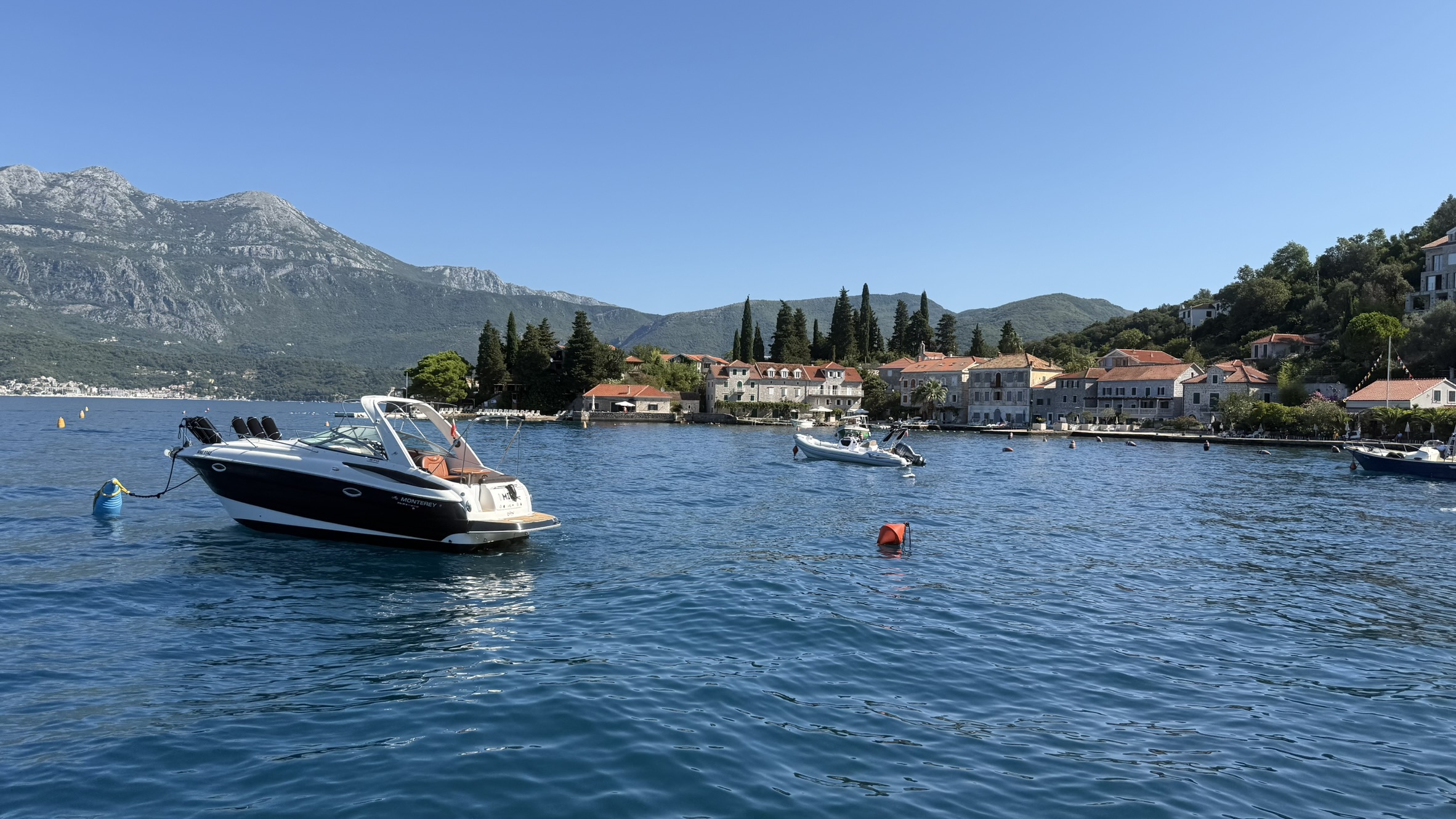 Passeio de barco em Montenegro: história, natureza e 1 dia inteiro no mar 1 passeio de barco em Montenegro baia de kotor igalo