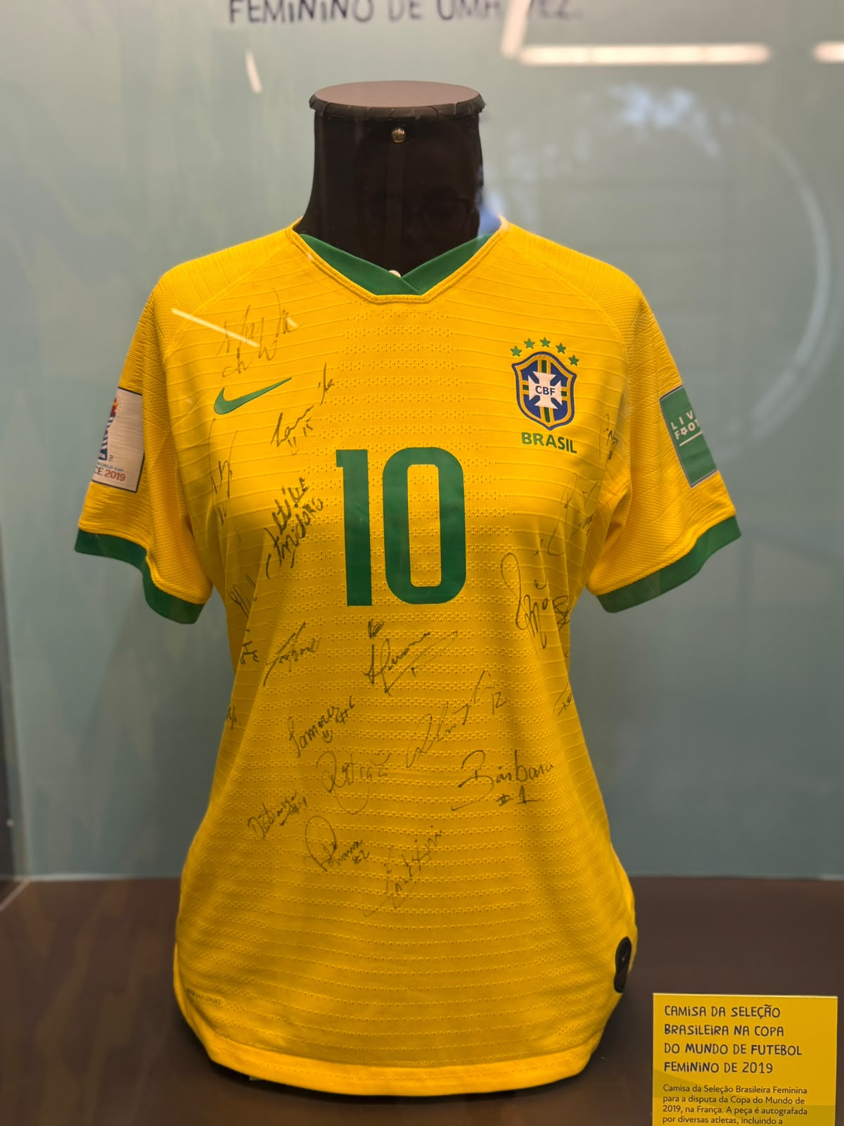 Copa do Mundo Feminina de 2027: Museu do Futebol inicia contagem regressiva 1 Copa do Mundo Feminina de Futebol
Museu do Futebol
Camisa da Seleção Brasileira Feminina 2019 2027
